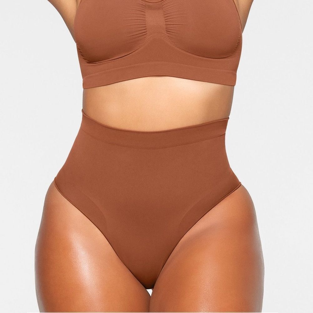 SKIMS‎ SEAMLESS SCULPT MID WAIST BRIEF Bronze XS NWT in packaging